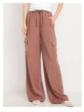 Old Navy Wide-Leg Cargo Pants in Dusty Rose